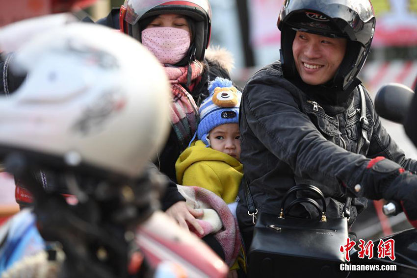 次々と出発するバイク帰省の大群