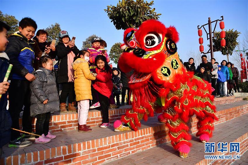 河南省の五竜山で伝統(tǒng)文化溢れる新年祝う民俗大廟會