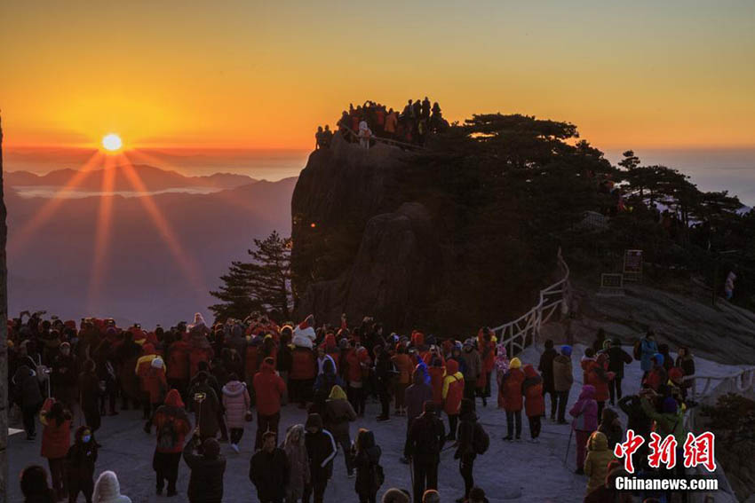 安徽省の黃山に広がる雲(yún)?！∶坤筏す饩挨索攘摔丹欷胗Q光客たち