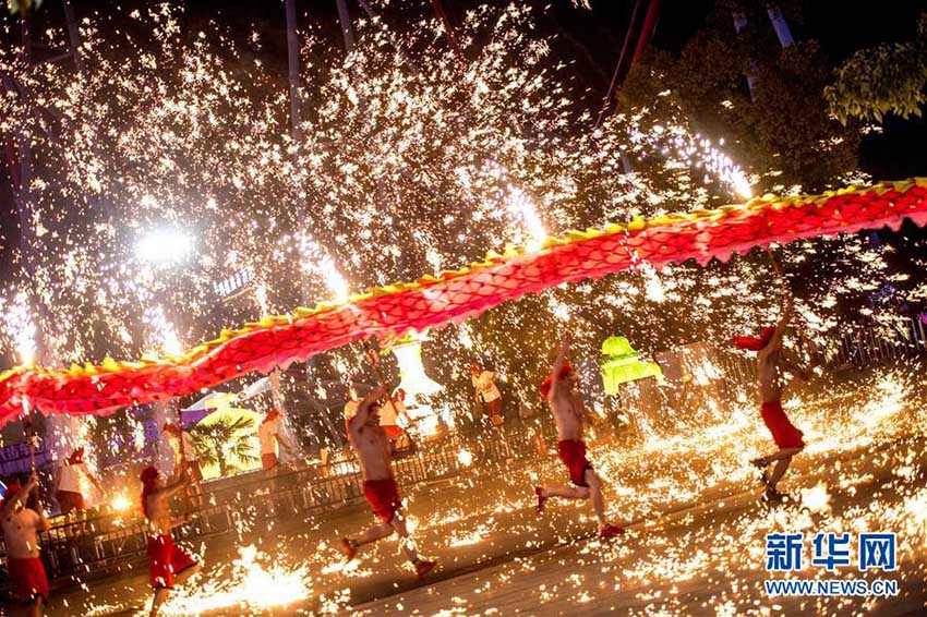 武漢の遊園地で、元宵節(jié)祝う「火龍鋼花」のパフォーマンスを披露