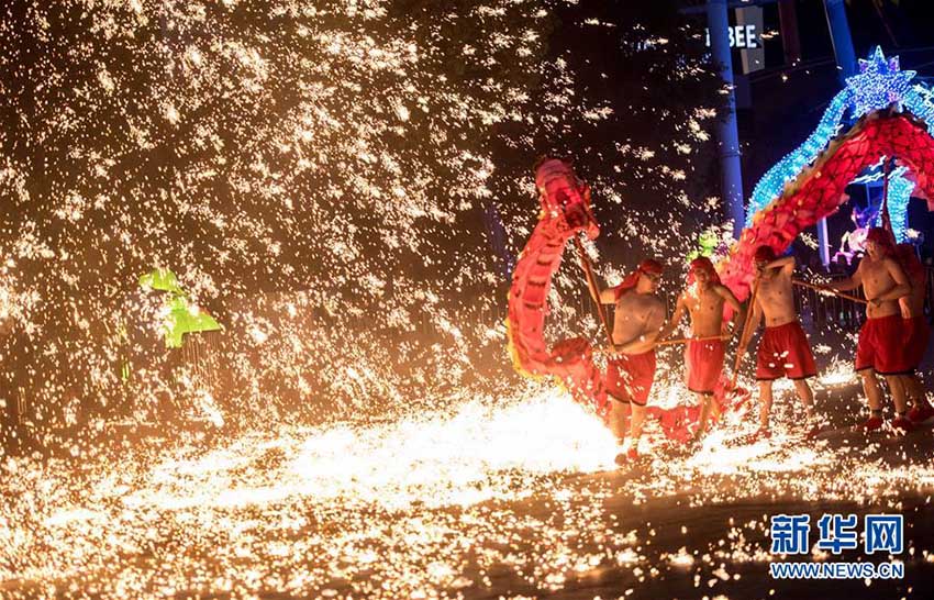 武漢の遊園地で、元宵節(jié)祝う「火龍鋼花」のパフォーマンスを披露