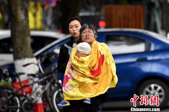 成都市の気溫が急低下、一夜にして冬に逆戻り