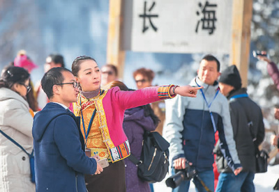 震災後初の観光客を迎えた九寨溝景勝區(qū)