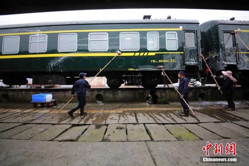 毎日14キロ移動しながら車両を清掃する鉄道洗車作業(yè)員　重慶市