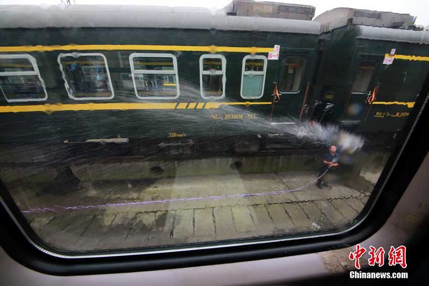 毎日14キロ移動しながら車両を清掃する鉄道洗車作業(yè)員　重慶市