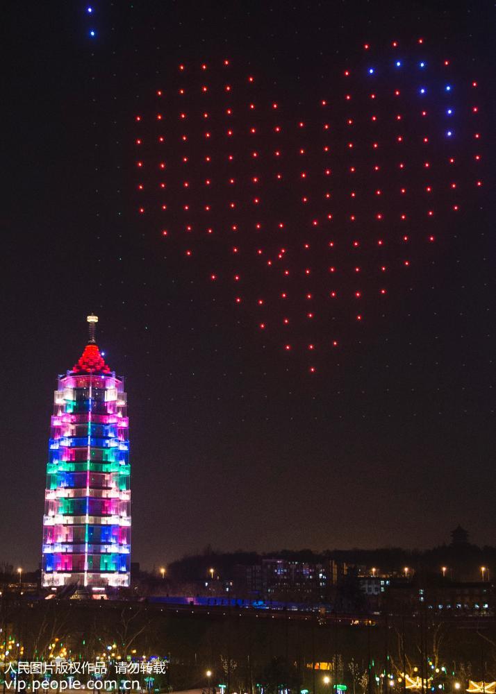 南京市の上空でドローンによるイルミネーションショーを披露