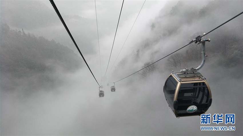 張家界で水墨畫のような雲(yún)海の景色広がる　湖南省