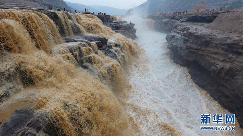 氷が融け水量が急増　黃河壺口瀑布の壯大な景色