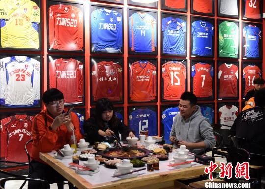 重慶市の火鍋店壁に中國プロサッカーの過去20年の「ユニフォーム」を展示