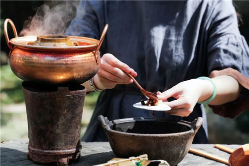 2000年昔の中國の古代化粧品復(fù)元に挑む若き美女