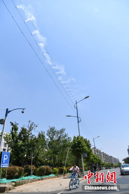 電線の高さに設置の除塵ミスト登場　空気をクリーンにして灌漑も　雲(yún)南省