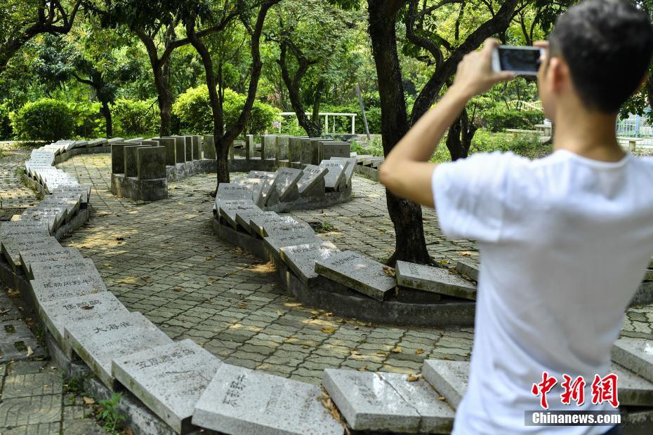 世界で絶滅してしまった動(dòng)物の墓石モニュメントが並ぶ広州市の公園