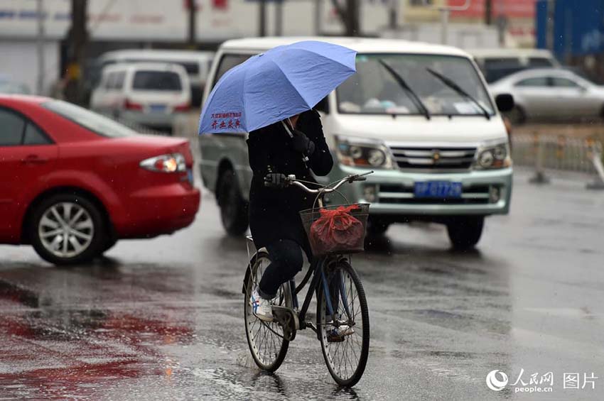 寒気の影響で北京市で気溫が一気に低下　市內(nèi)では一時みぞれも