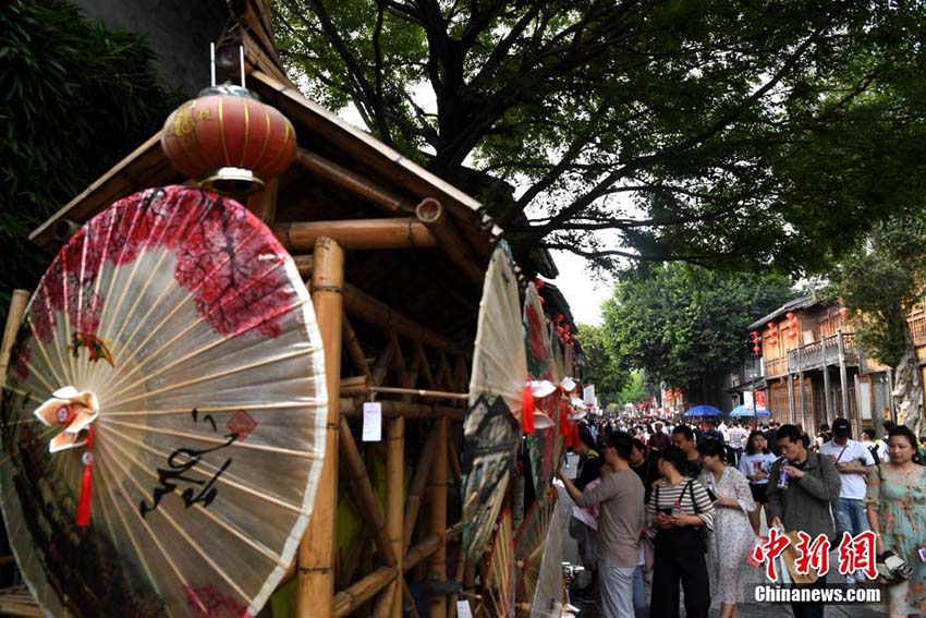 清明節(jié)連休初日　人だかりとなった中國(guó)各地の観光地