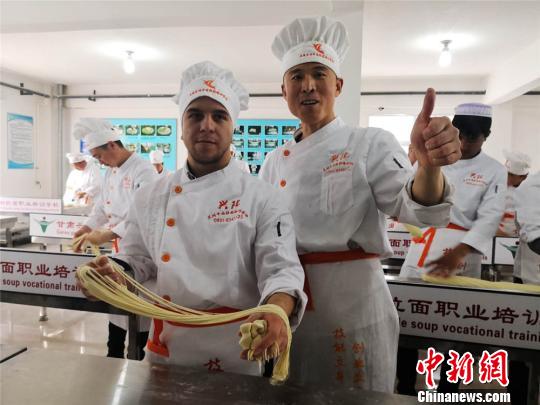 外國人たちが髪の毛のように細い蘭州ラーメン作りを體験