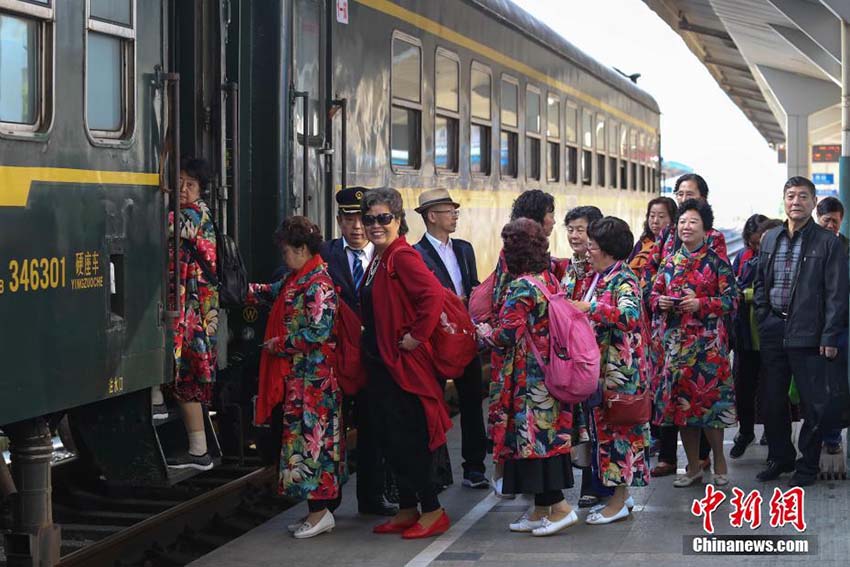 地元住民の足となっているレトロな鈍行列車　最低運(yùn)賃はわずか2元