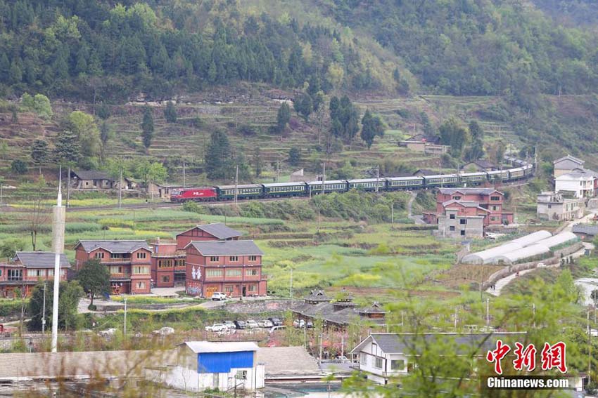 地元住民の足となっているレトロな鈍行列車　最低運(yùn)賃はわずか2元