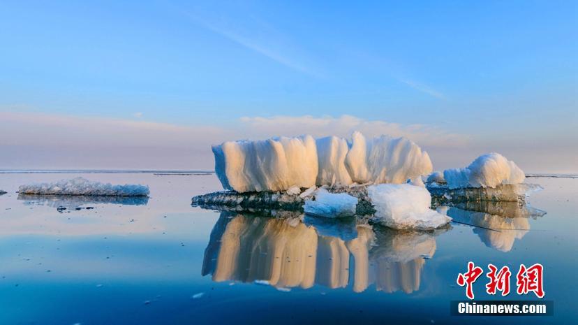 中國とロシアの國境沿いの湖で氷と水が織りなす不思議な景観現(xiàn)る