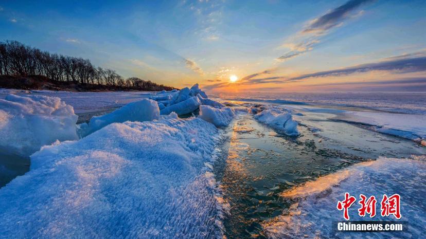 中國とロシアの國境沿いの湖で氷と水が織りなす不思議な景観現(xiàn)る