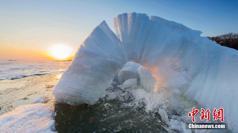 中國とロシアの國境沿いの湖で氷と水が織りなす不思議な景観現(xiàn)る