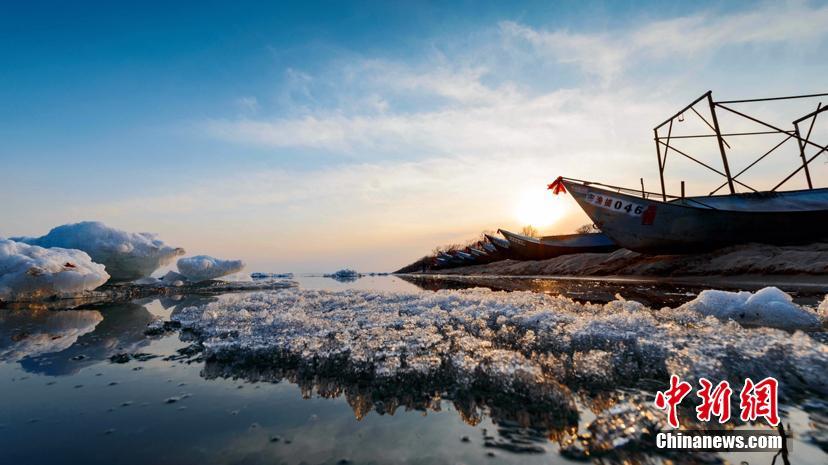 中國とロシアの國境沿いの湖で氷と水が織りなす不思議な景観現(xiàn)る