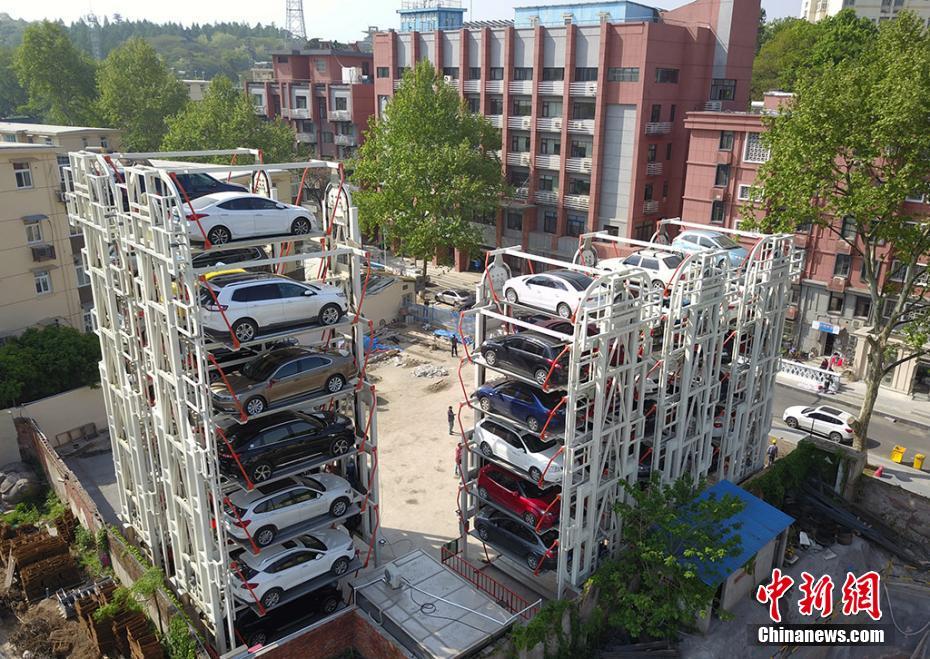 まるで観覧車！駐車場不足を解消するゴンドラ式立體駐車場 南京市