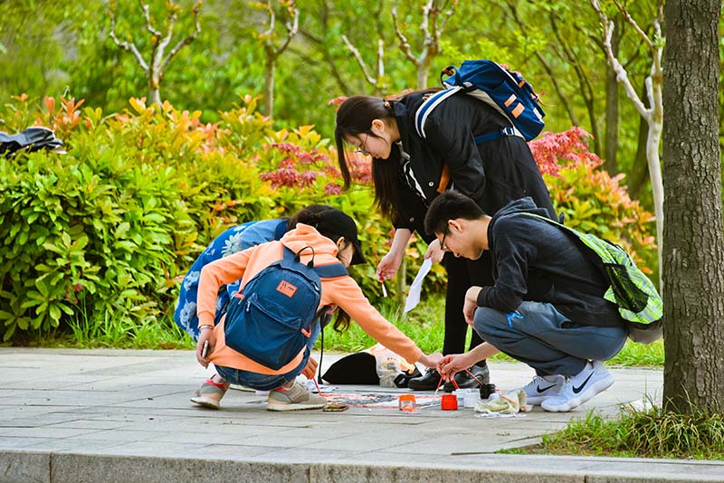 ユニークなマンホールのフタあちこちに　中國鉱業(yè)大學(xué)キャンパス