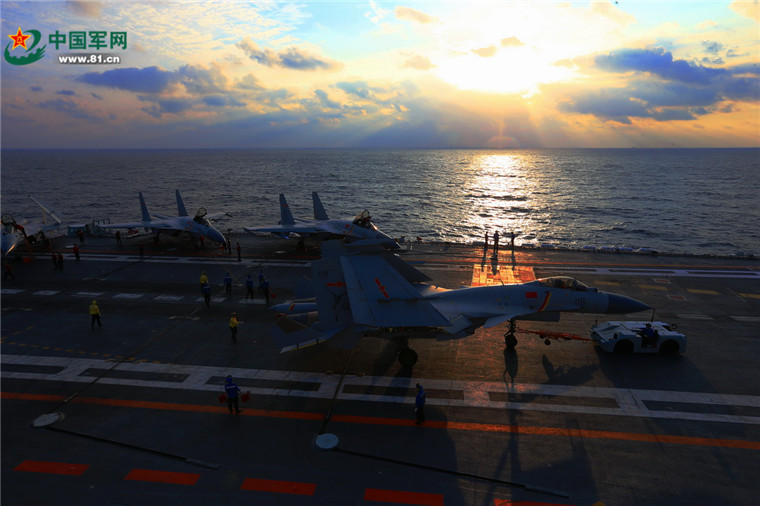 「遼寧」艦隊が遠洋で訓練　海軍創(chuàng)設(shè)69周年を祝う