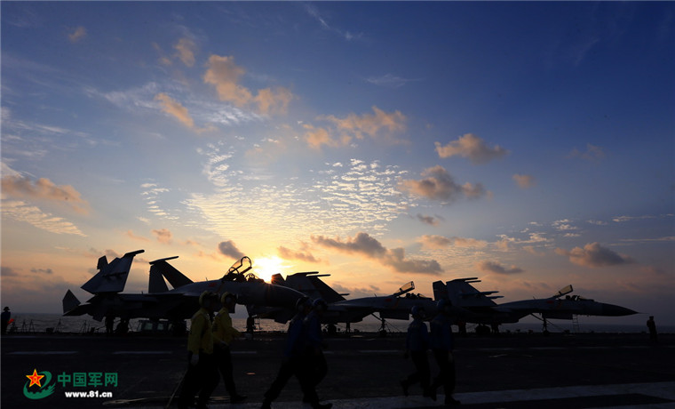 「遼寧」艦隊が遠(yuǎn)洋で訓(xùn)練　海軍創(chuàng)設(shè)69周年を祝う