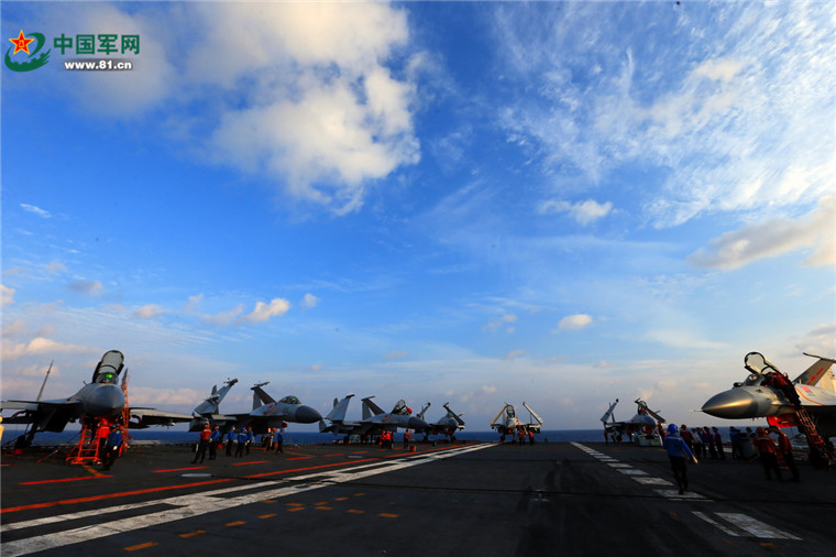 「遼寧」艦隊が遠洋で訓練　海軍創(chuàng)設(shè)69周年を祝う