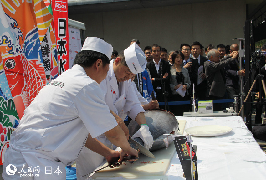 在中國日本大使館の「春の交流會」　企業(yè)や地方自治體の特産品並ぶ