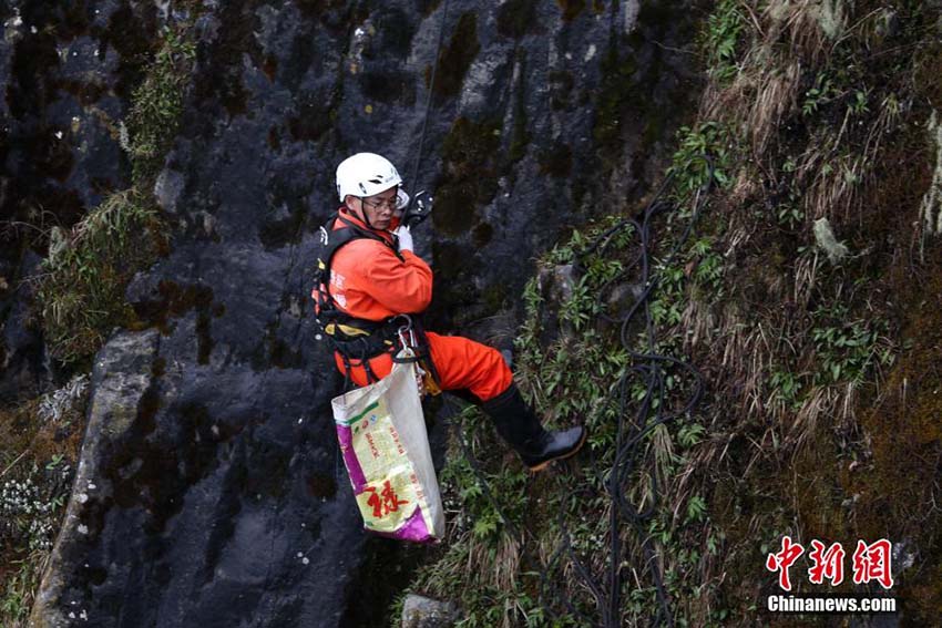 「メーデー」連休最終日、峨眉山のゴミを拾う作業(yè)員たち　四川省