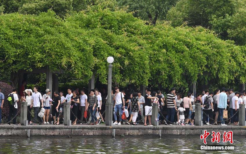 浙江省西湖景勝地の観光客數(shù)がピークに　女子パトロール隊(duì)も風(fēng)景の一部に