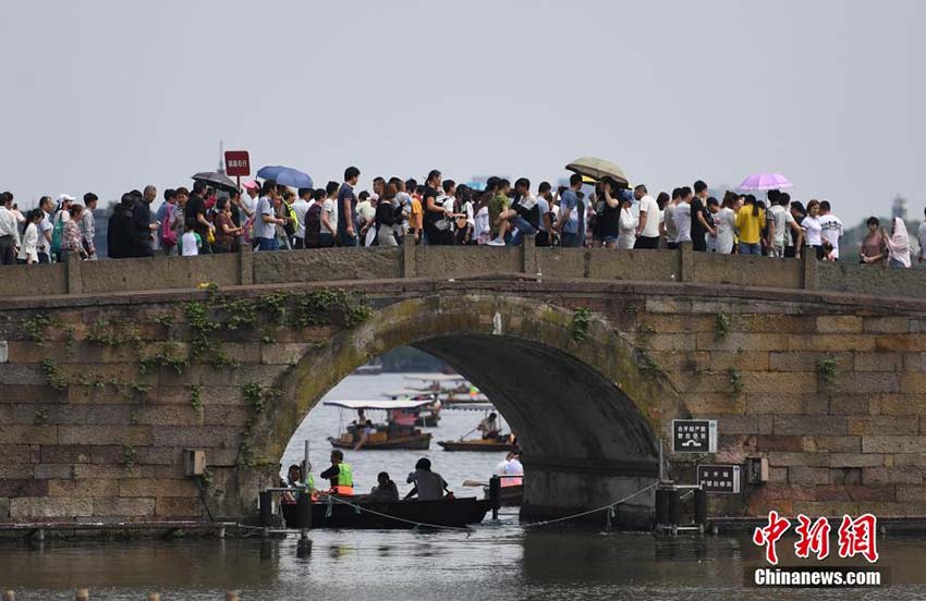 浙江省西湖景勝地の観光客數(shù)がピークに　女子パトロール隊も風(fēng)景の一部に