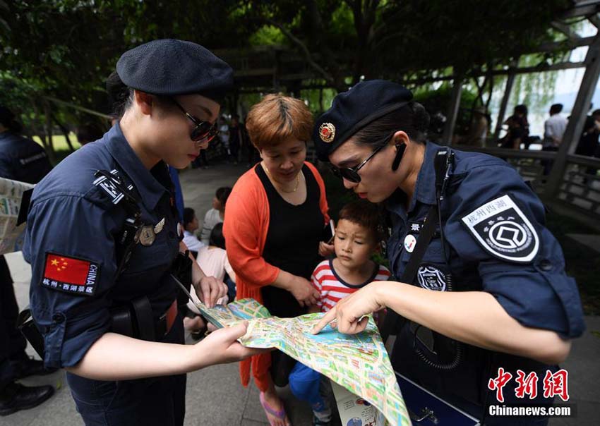 浙江省西湖景勝地の観光客數(shù)がピークに　女子パトロール隊も風景の一部に