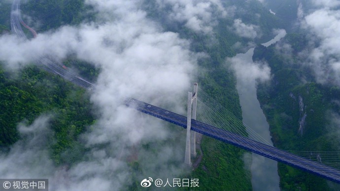 貢水河にかかる大橋に立ち込める雲(yún)霧　湖北省