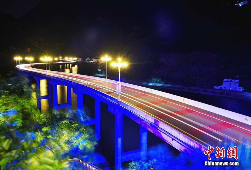 暗闇に鮮やかに輝く道　湖北省興山県のシンボル「三峽水上道路」