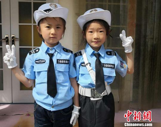 甘粛省白銀市に「子供交通警察官」登場！交通整備を體験