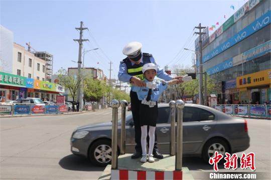 甘粛省白銀市に「子供交通警察官」登場！交通整備を體験