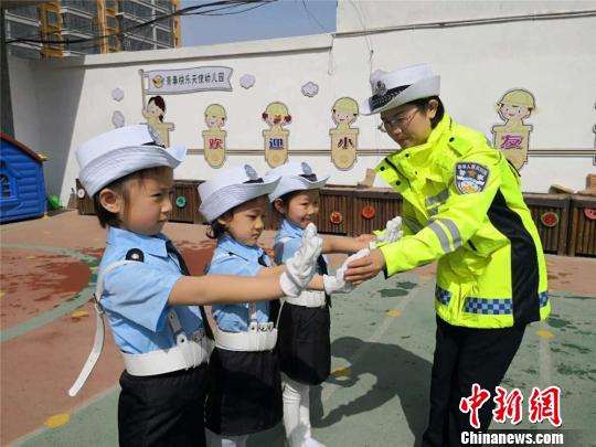 甘粛省白銀市に「子供交通警察官」登場！交通整備を體験