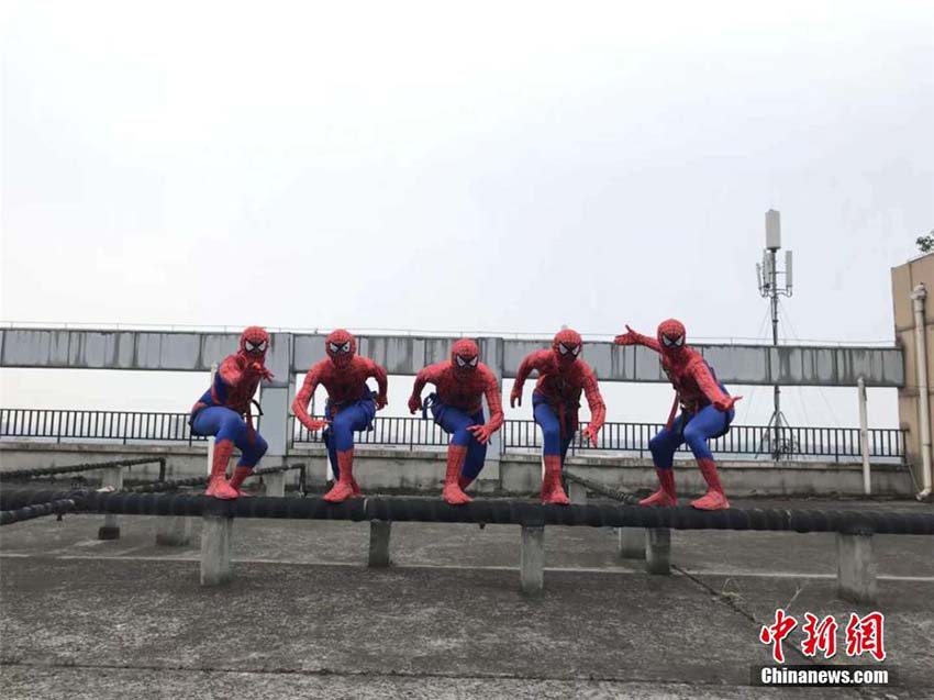 教官らが「スパイダーマン」に扮し、高層階からの緊急退避方法を?qū)g演