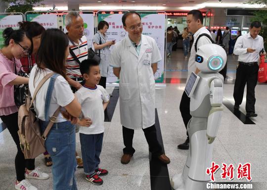 福建省初の病院案內(nèi)ロボット「小醫(yī)」が福州市に登場(chǎng)