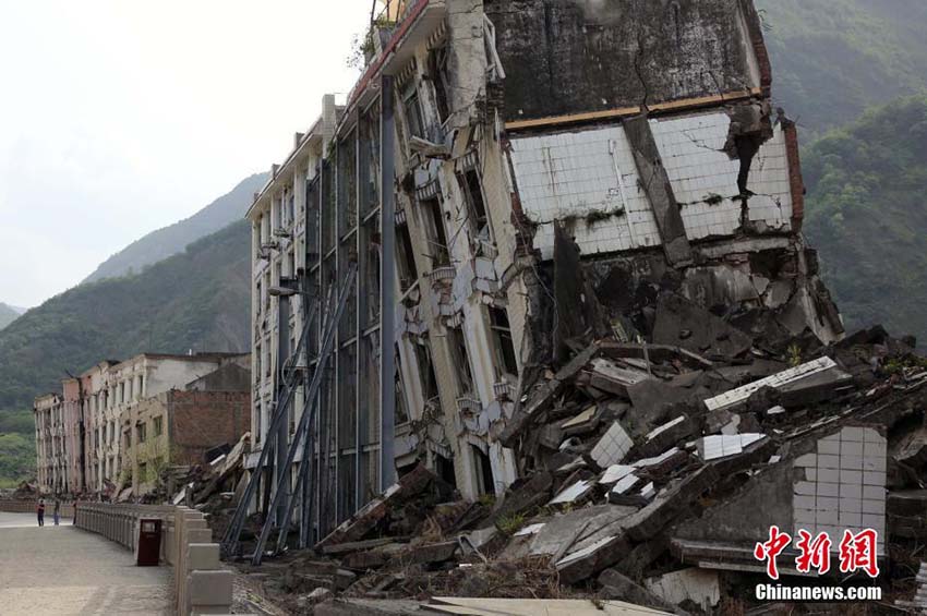 四川省北川チャン族自治県に殘された大地震の建物跡地を探訪