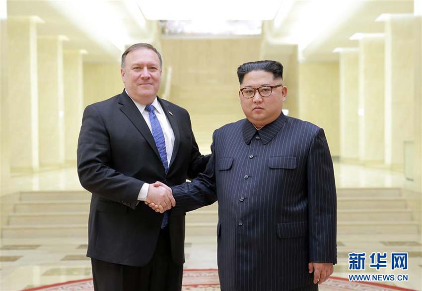 マイク?ポンペオ米國務(wù)長官と握手する朝鮮の金正恩朝鮮労働黨委員長（寫真右、5月9日撮影）。