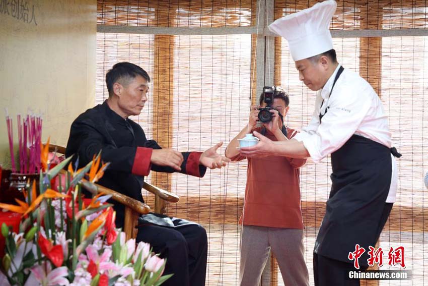 日本の名シェフ井桁良樹さん　四川料理の師匠に學(xué)ぶ