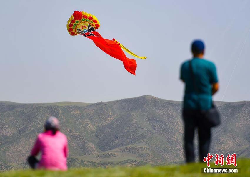 新疆ウルムチで凧ショー　ユニークなデザインの凧が上空を舞う