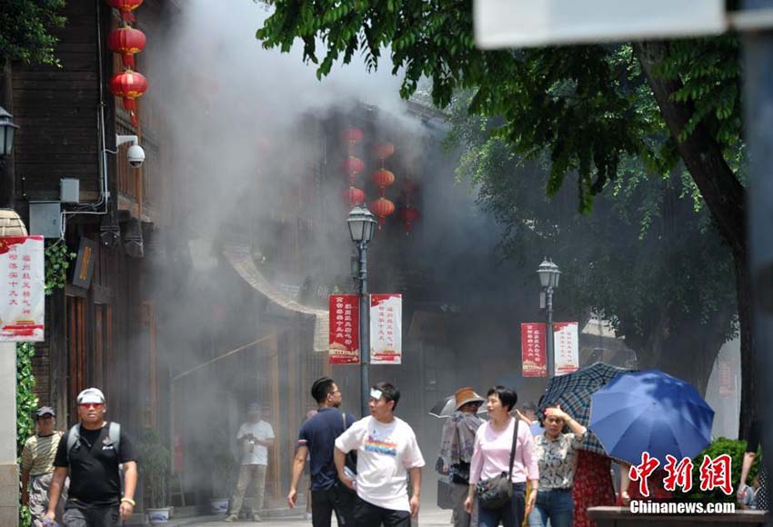 福建省で高溫警報発令　福州三坊七巷景勝地でミスト噴射裝置稼動