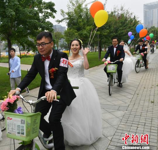 ボートや自転車によるエコライフ提唱の合同結(jié)婚式　河南省