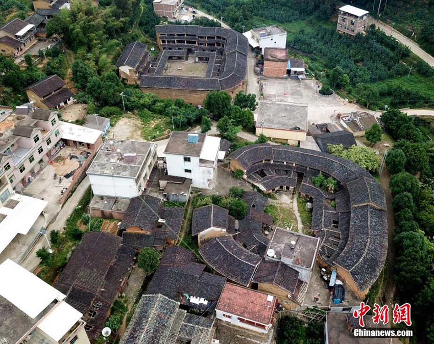 福建省の村に現(xiàn)存する築百年の歴史誇る土樓