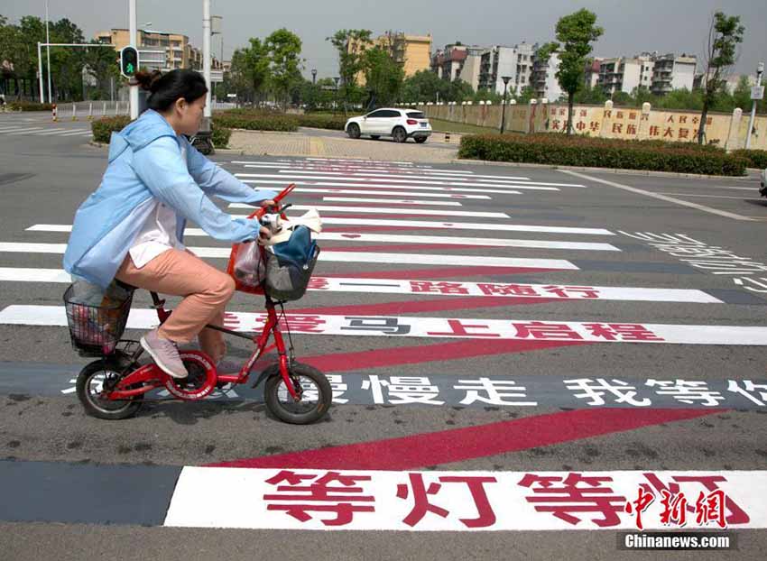 武漢に「待ってくれてありがとう」などのフレーズが書かれた橫斷歩道